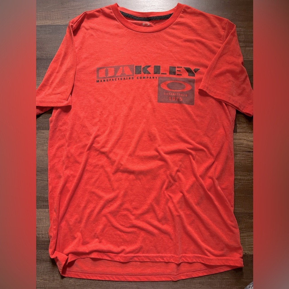 Men’s Red Oakley shirt sleeve shirt size large